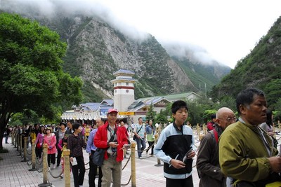 九寨溝單日游客破2萬，景區管理如何應對春游高峰？